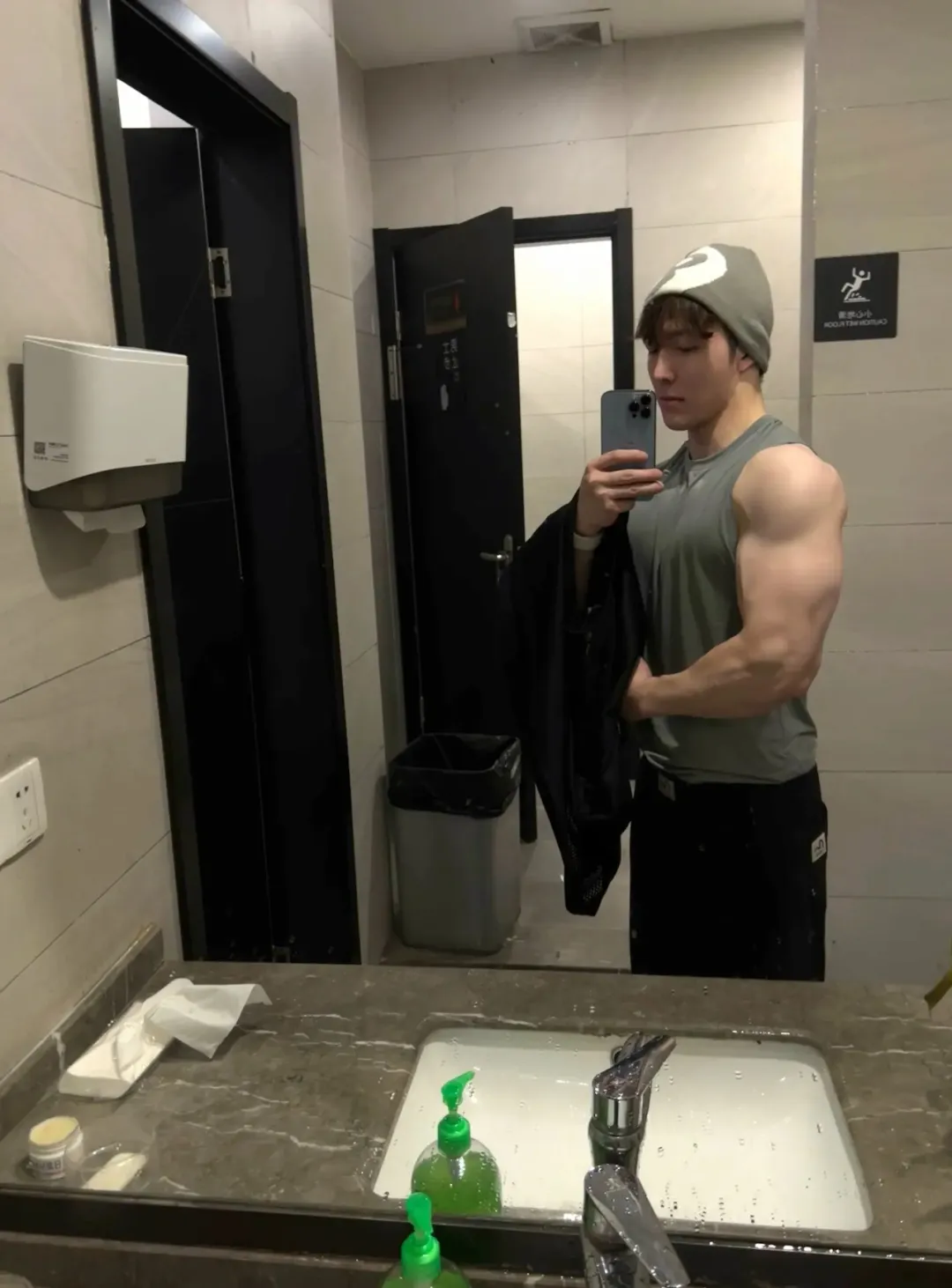 男模肌肉线条绝了，侧脸帅到舔屏！