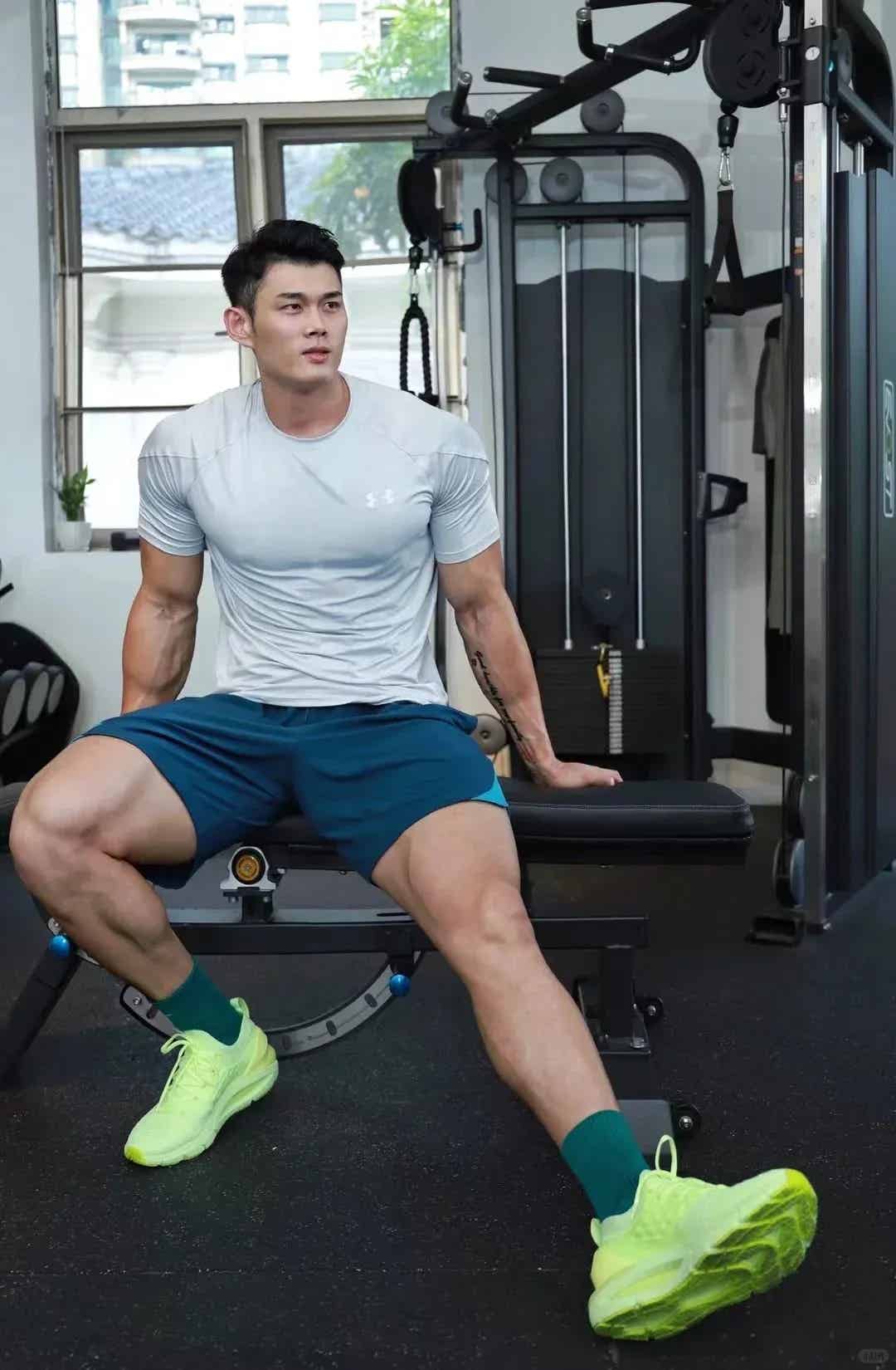 肌肉男神一线私教、模特、冠军多重身份全能展示