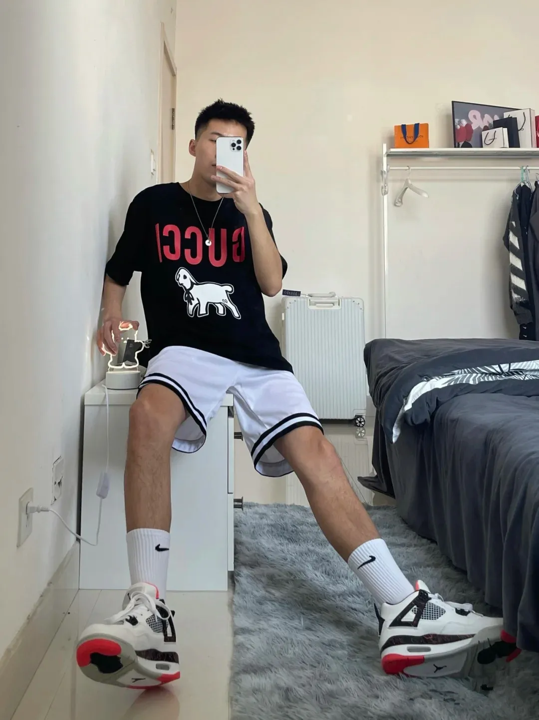 现在的体育生都喜欢迈腿自拍，长的真好看呀！
