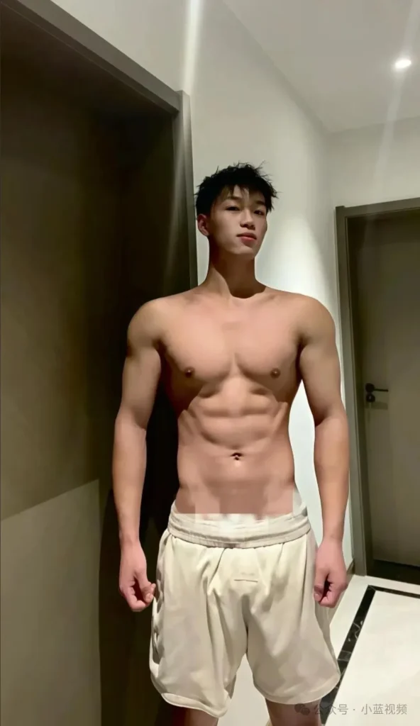 满活力 19，鲨鱼线腹肌田径运动员！
