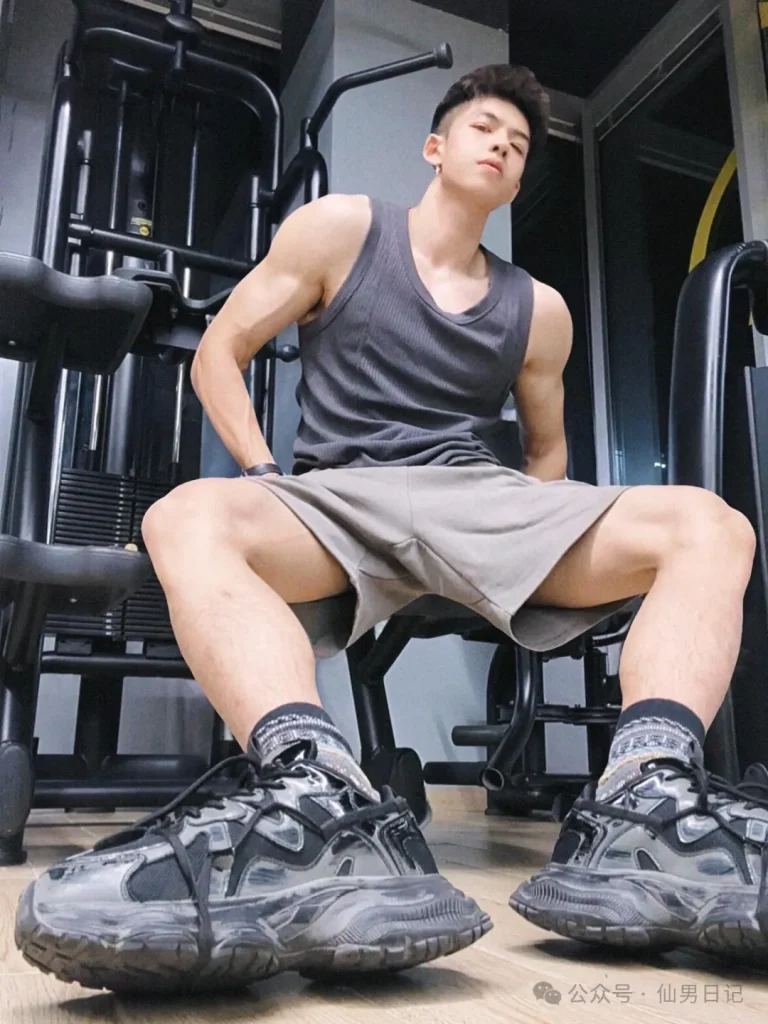 时隔两年，这个 188cm 体育生男大回来了……