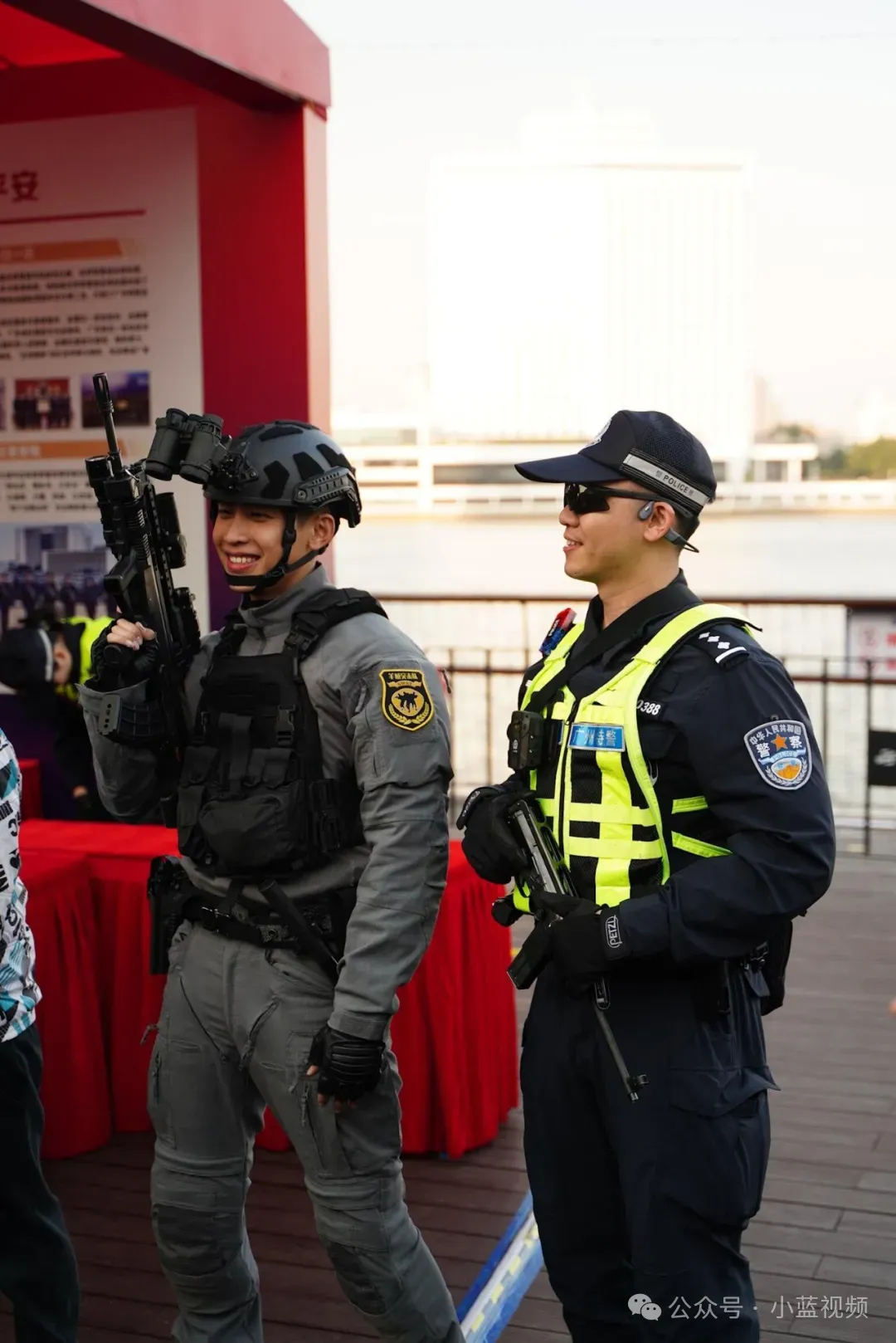 广州神仙颜值特警小哥，笑容太帅了！
