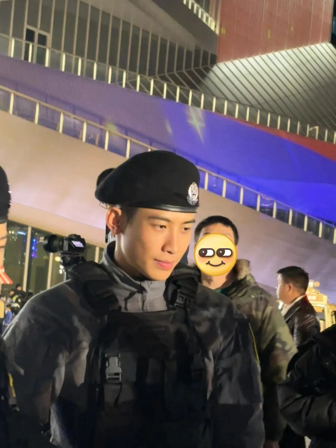 广州荔湾特警小哥火了！这也太太太帅了吧！