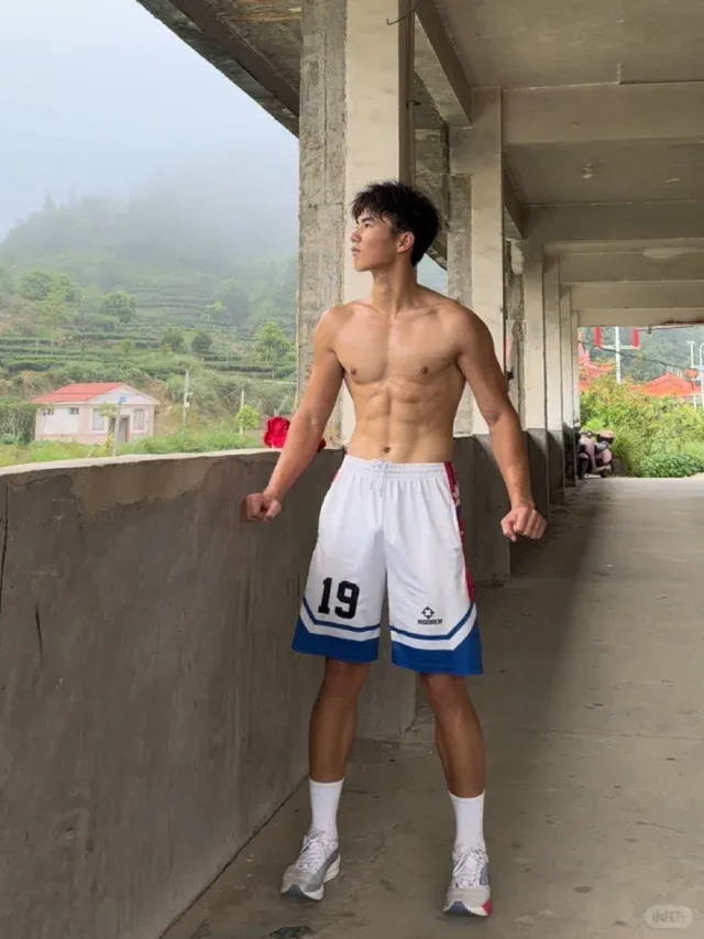 斩男又斩女！第一批回村的肌肉体育生，凭腹肌成了孩子王