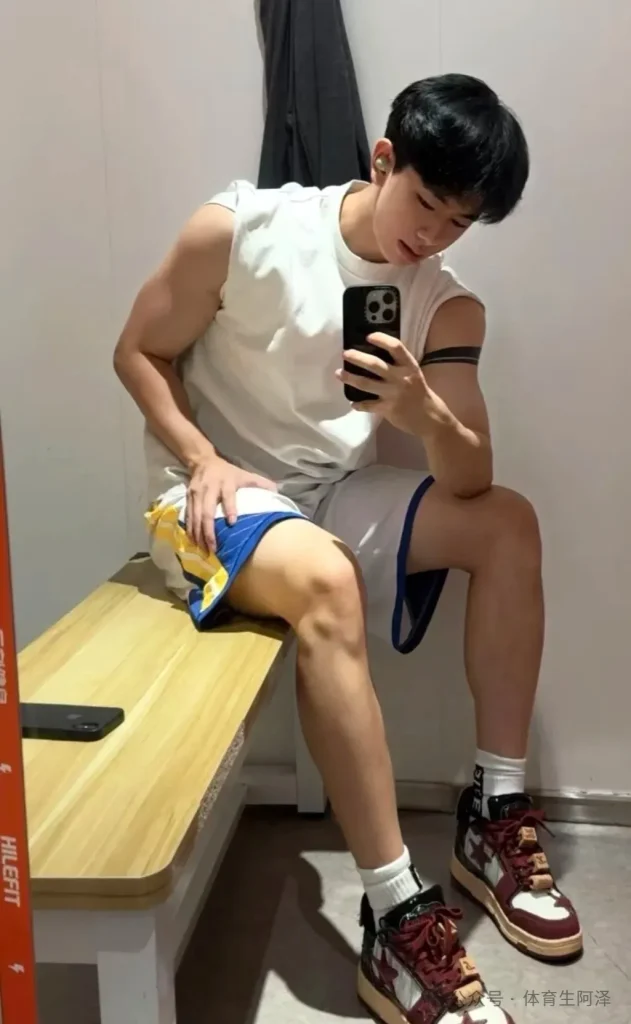 185 白袜体育生，白袜长腿太诱惑，属于男大的时代来啦........