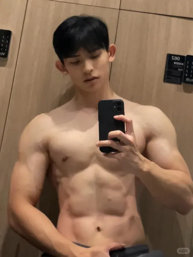 “大耳朵图图”的卷发肌肉主播