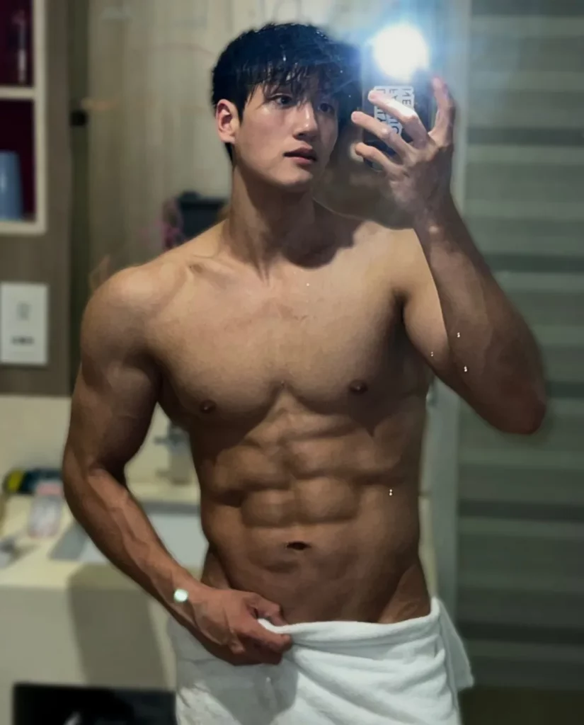 黑皮健身大神亮色泳裤海滩秀肌肉,身材太撩了! 黑皮健身大神亮色泳裤海滩秀肌肉,身材太撩了!