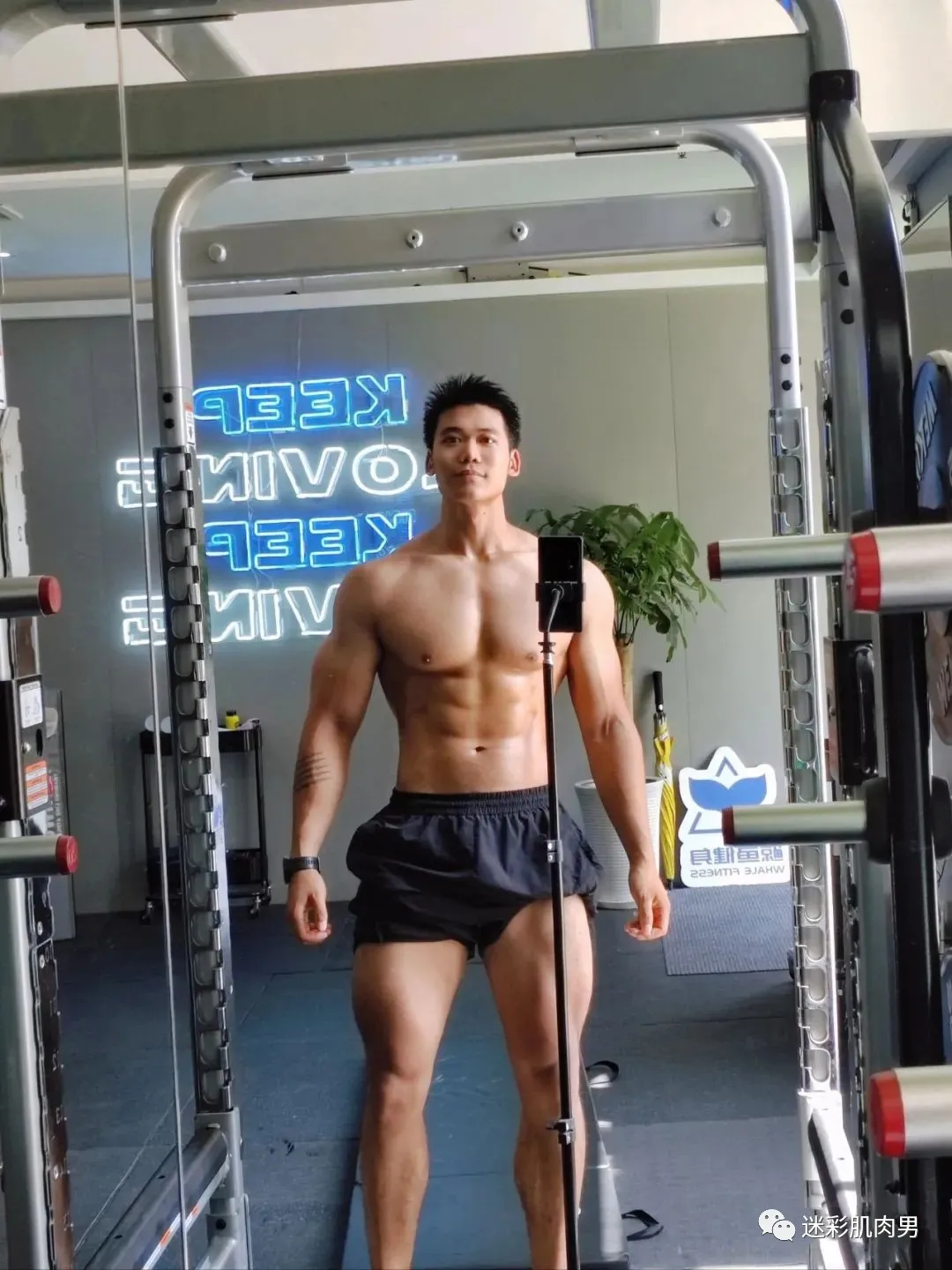 黝黑肌肉型男长得太好了，男人味十足！