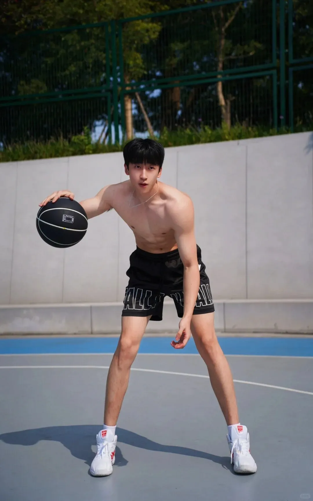 篮球场上的斯文大长腿男孩，阳光活力征服球场！