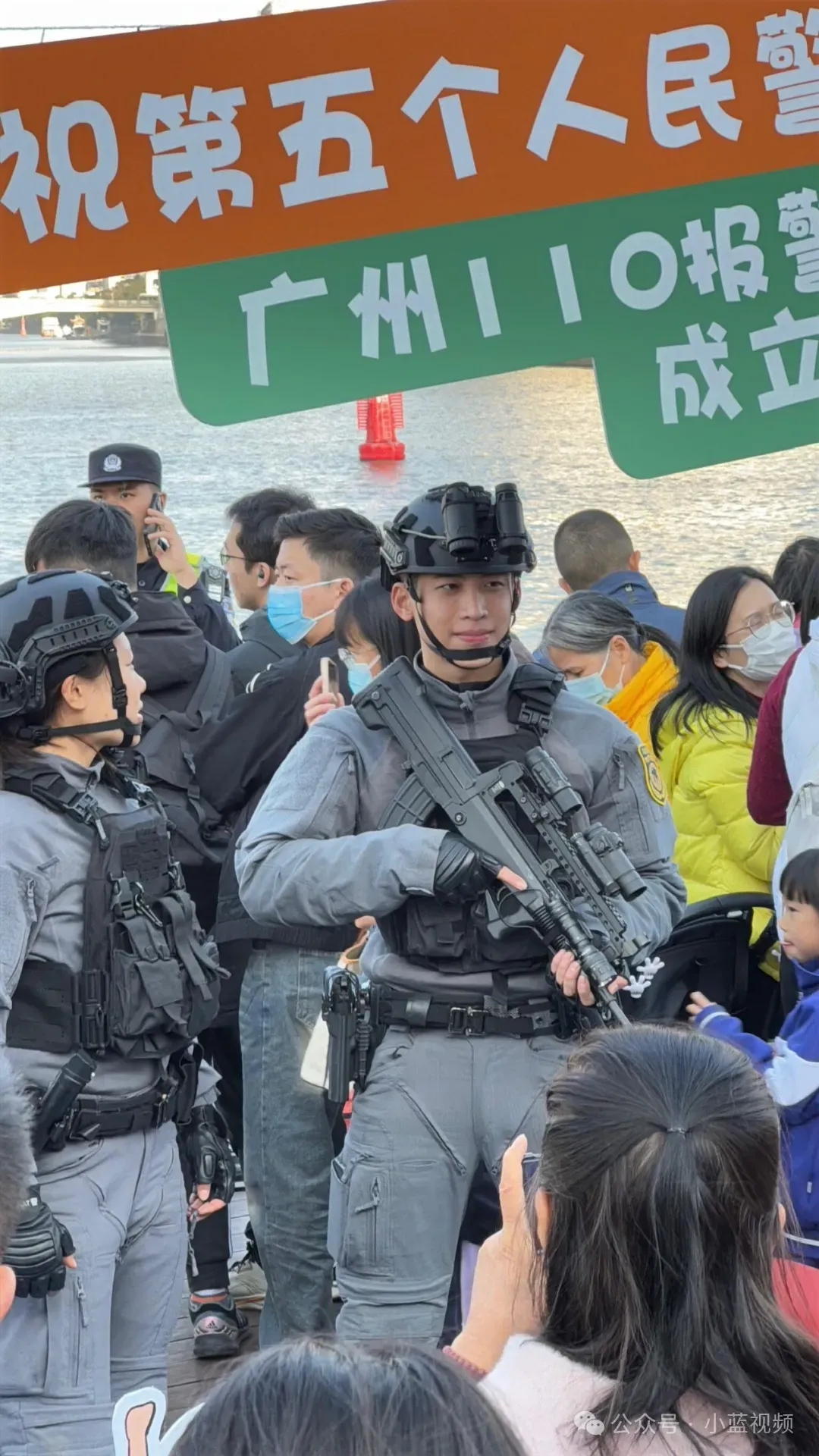 广州神仙颜值特警小哥，笑容太帅了！
