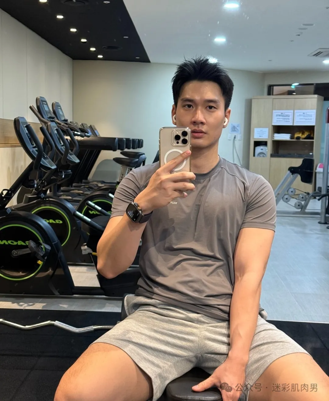 181CM 空少为吸引穿内裤拍大片？大鼻子也太撩了！
