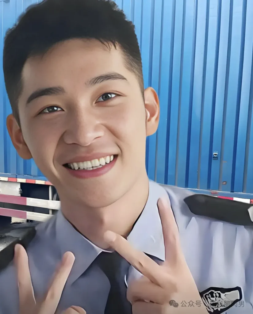 陈 sir 穿修身裤视频实力掩盖不住，竟还是寸头兵哥！