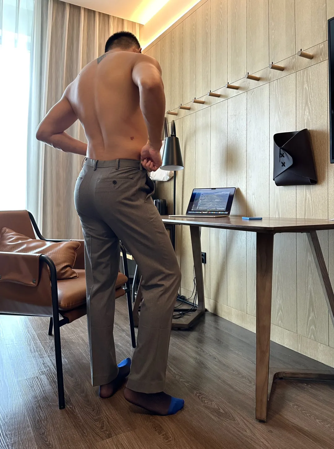 穿吊带的寸头弟弟也太有型了，看看谁又可以啦！