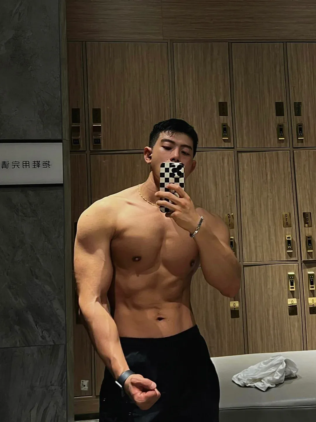 双开门大只型男，那好看的后背