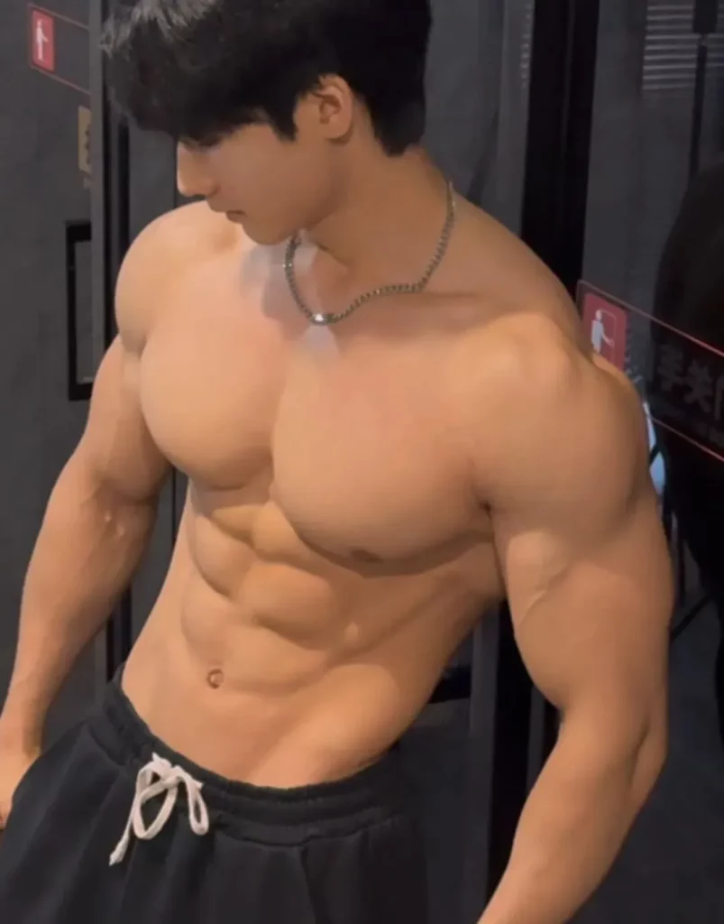 187cm 大胸肌帅哥爆青筋太撩人！