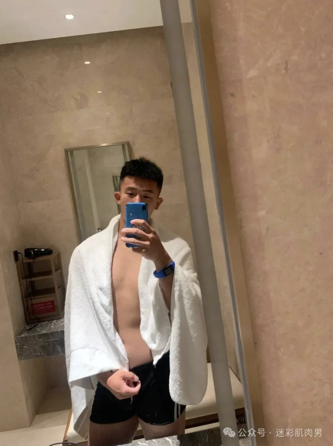 山东 05 年体育生 185CM 穿粉色短裤，谁能拒绝这实力！