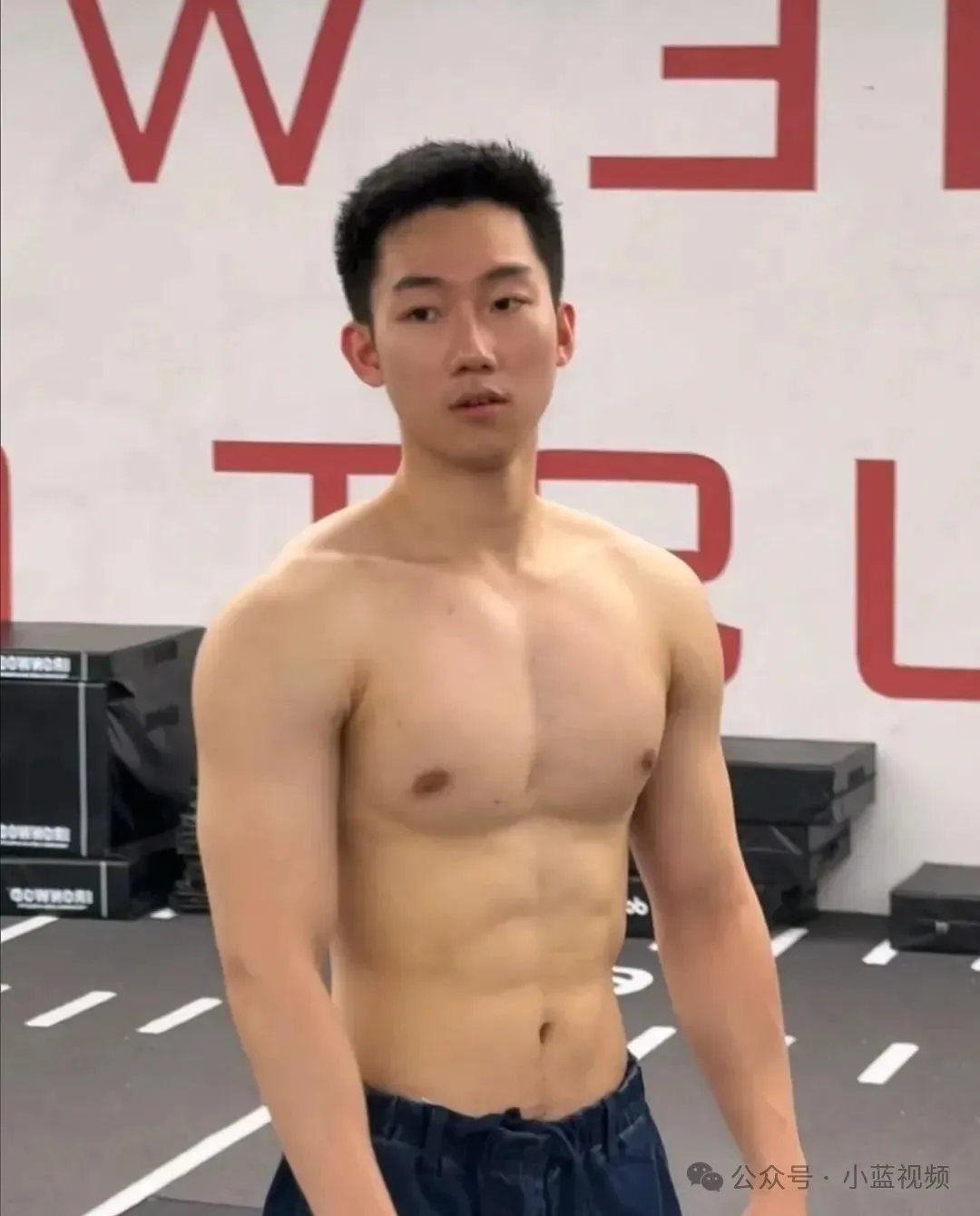 02 年退役兵哥哥，阳光型男颜值身材双在线！