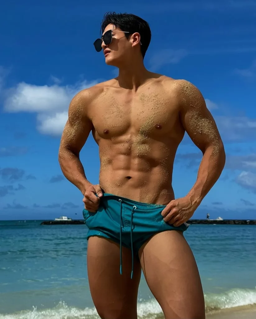 黑皮健身大神亮色泳裤海滩秀肌肉，身材太撩了！