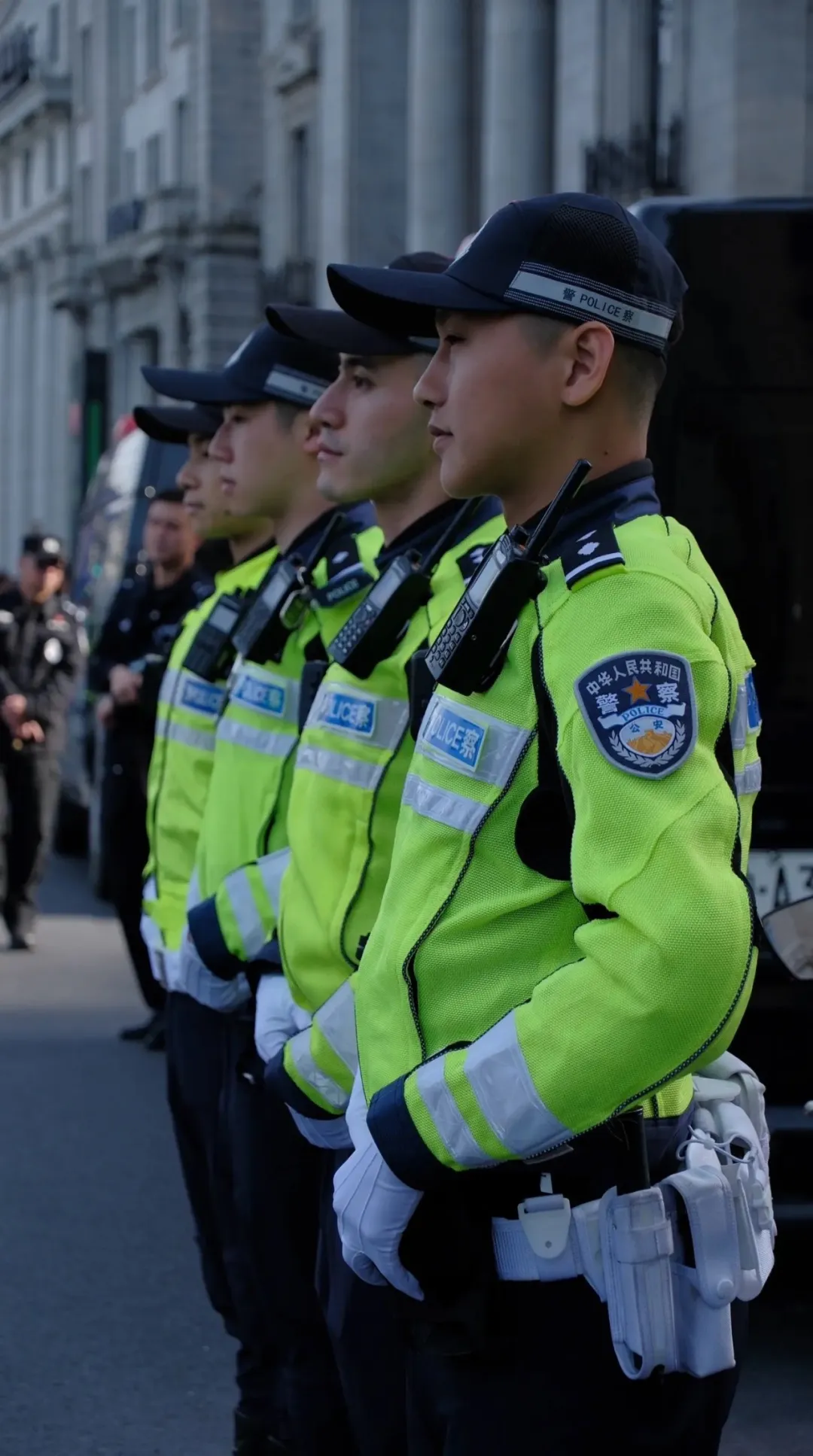 上海街头的特警一个比一个帅！五一你不来看看？