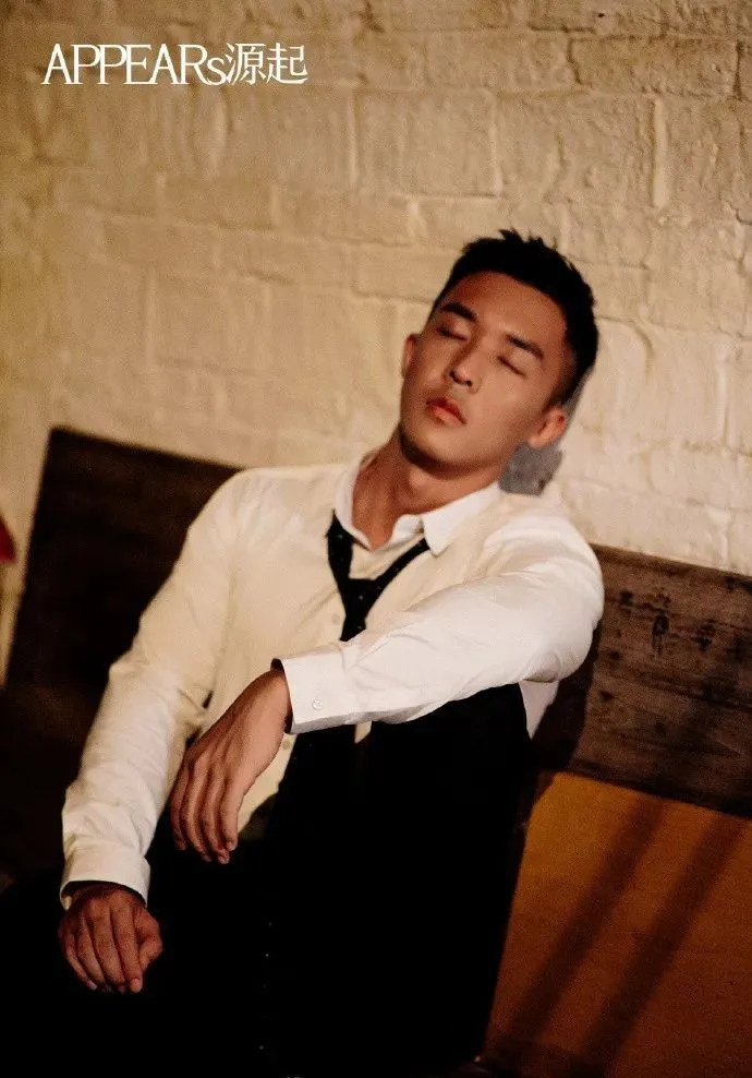 深夜街上正装男撩衣样子被他吸引，又可以啦