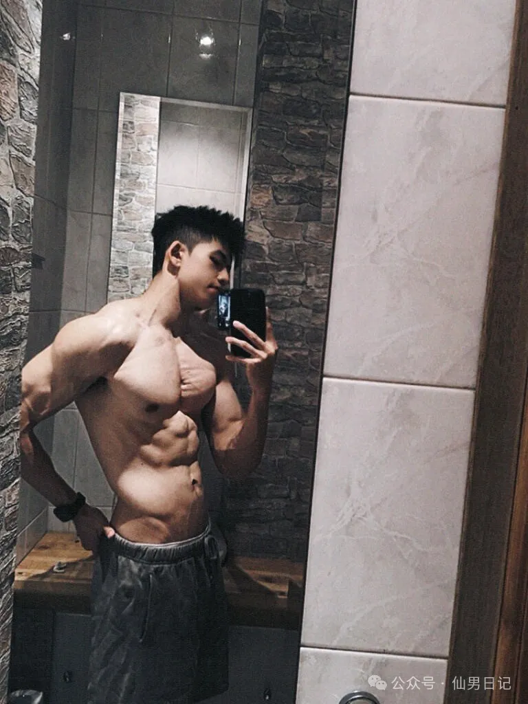时隔两年，这个 188cm 体育生男大回来了……