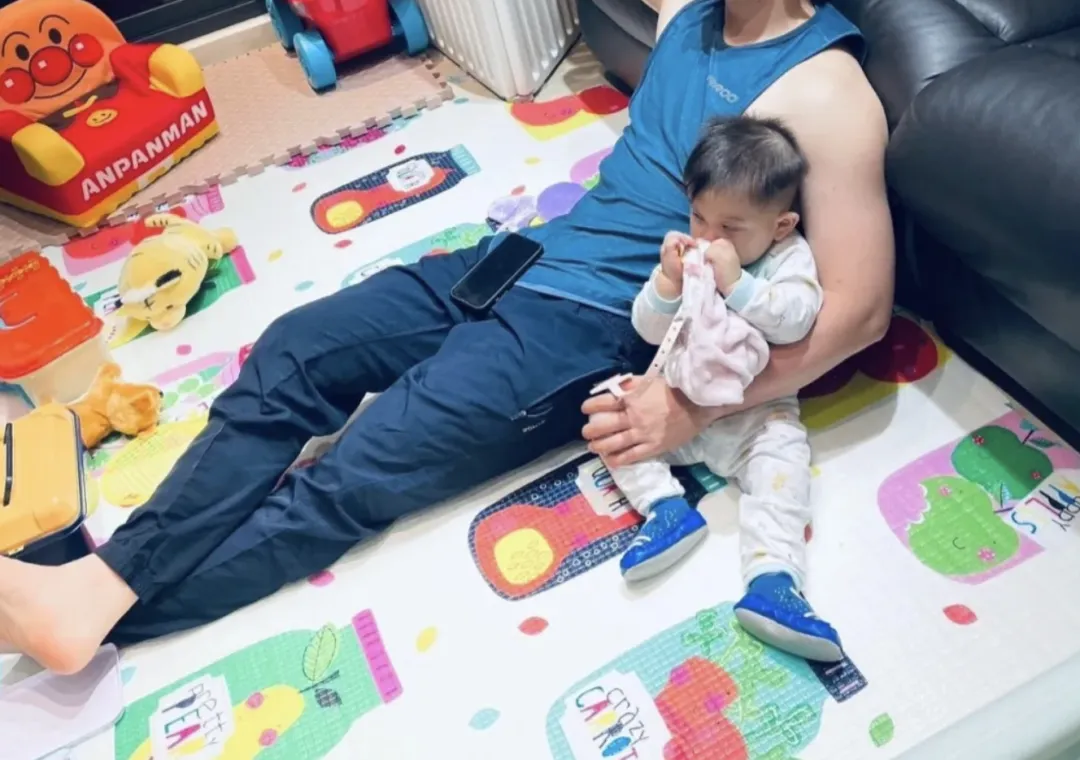 脱衣的修理工裤子穿太低了,实力强大让人不淡定!! 脱衣的修理工裤子穿太低了,实力强大让人不淡定!!