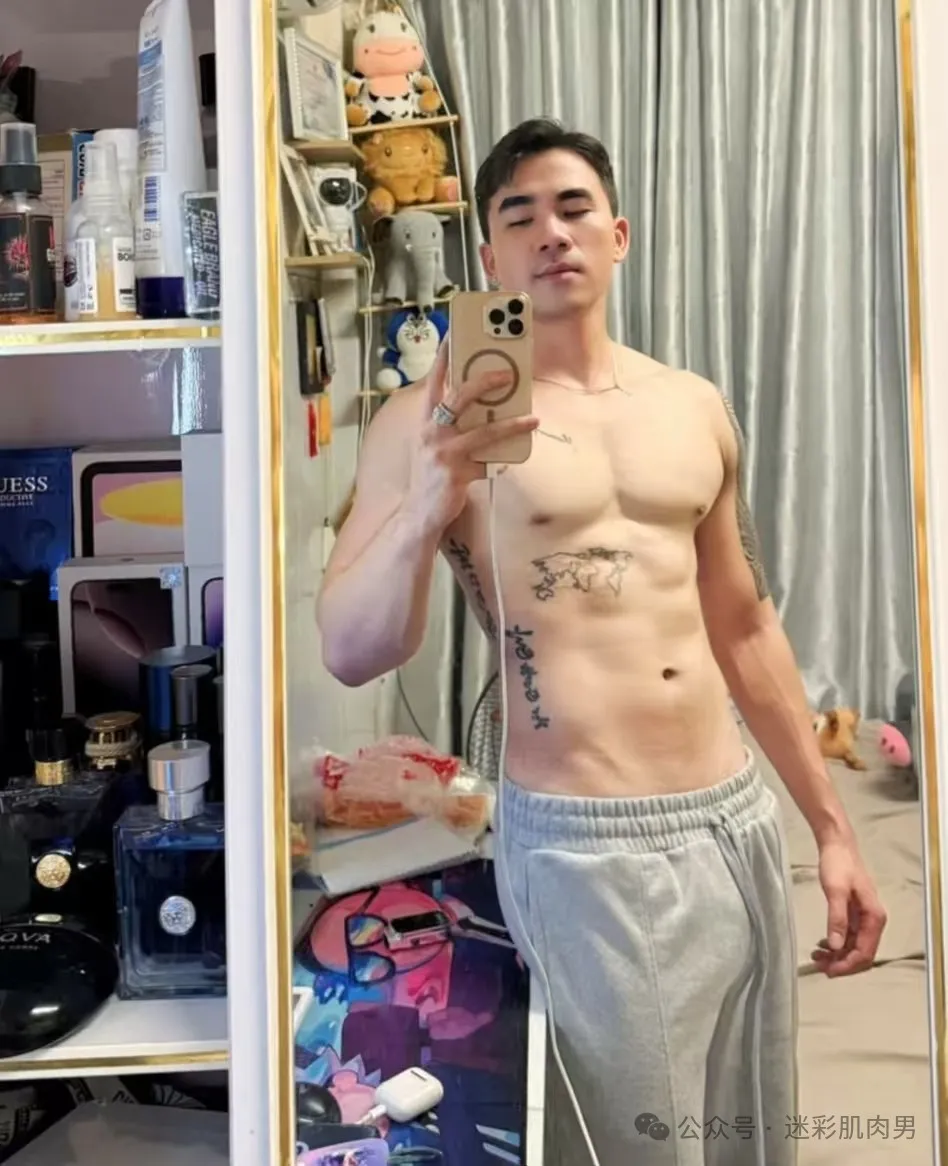 河边和奶茶的壮男穿运动裤太短啦！这也太太太帅了吧！