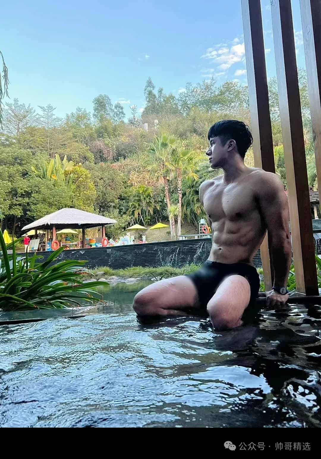 穿紧身泳裤泡温泉的粗壮腿筋肉帅哥鼻子超大-潮男潮北