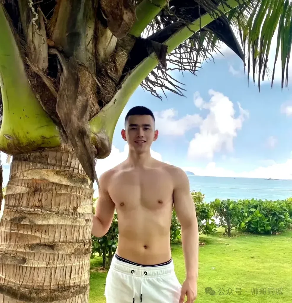 海边阳光帅气肌肉男散发荷尔蒙! 海边阳光帅气肌肉男散发荷尔蒙!