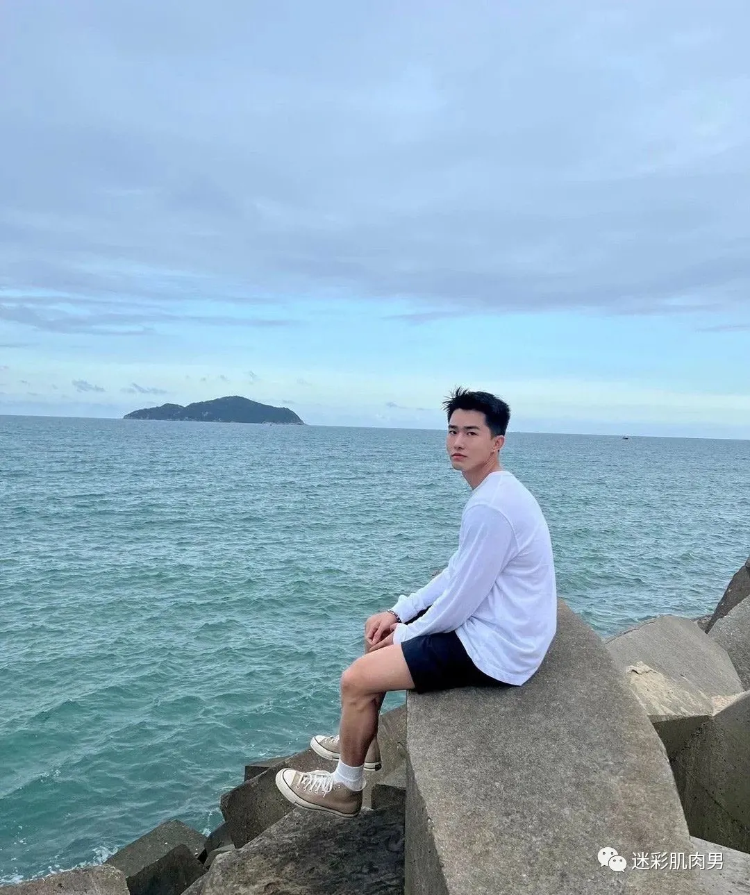 穿灰裤子自拍的运动小哥，长得好强哦