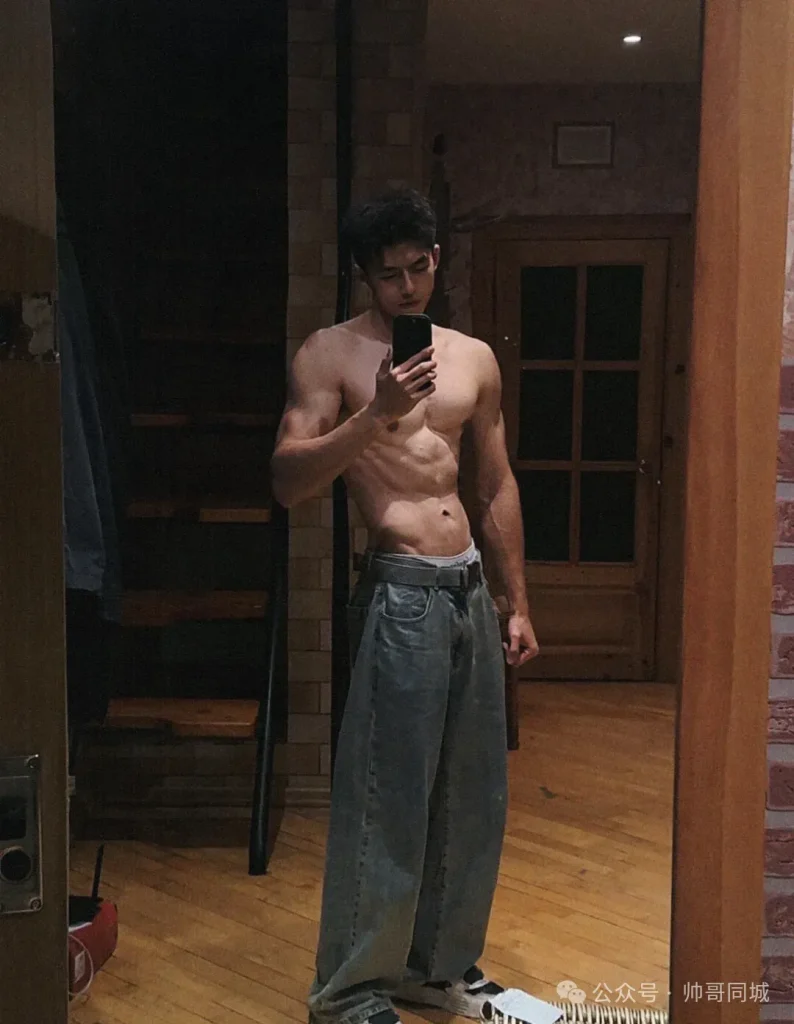 极品天菜体育生,两年后惊艳回归撩爆了! 极品天菜体育生,两年后惊艳回归撩爆了!