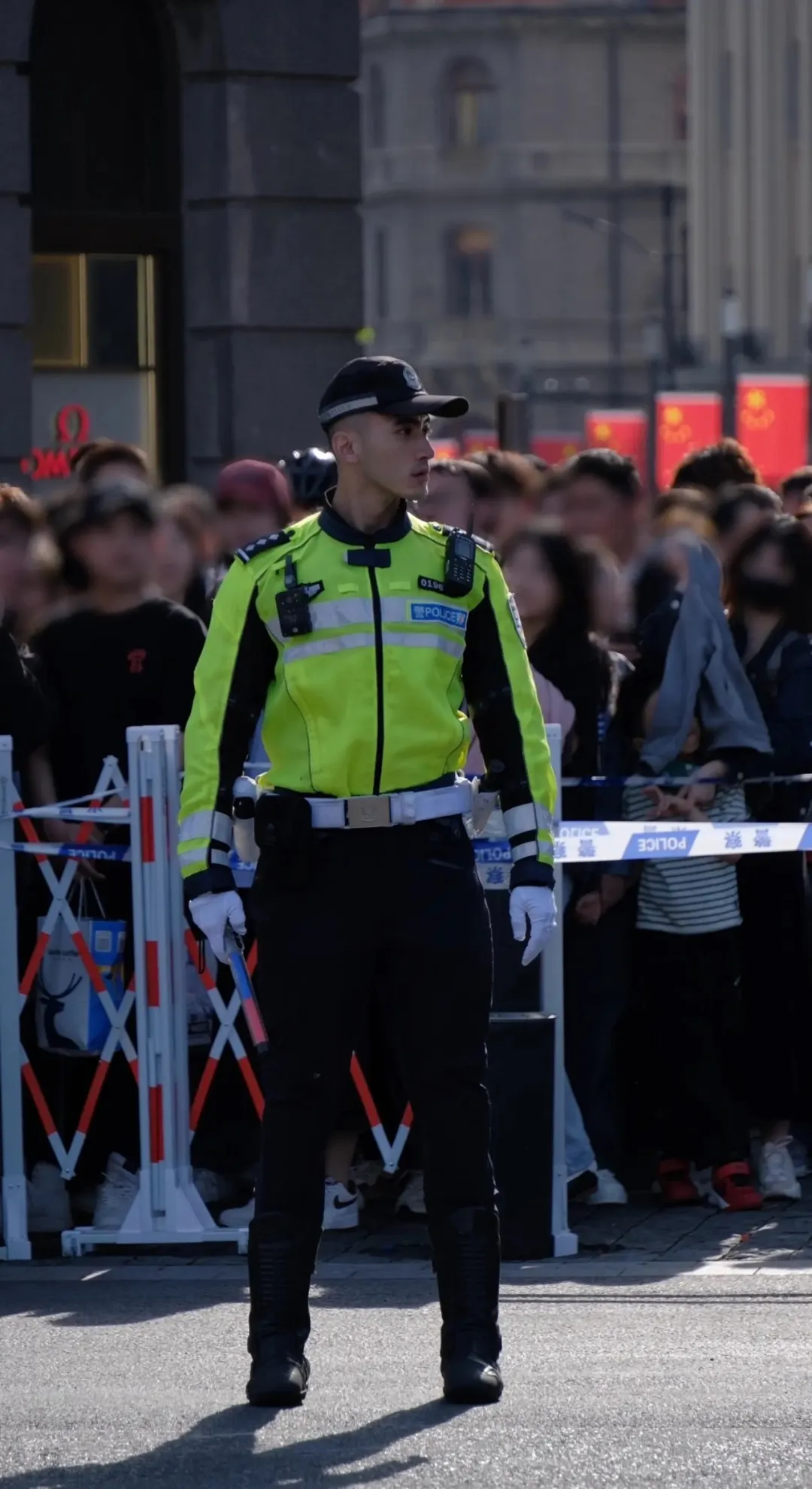上海街头的特警一个比一个帅！五一你不来看看？