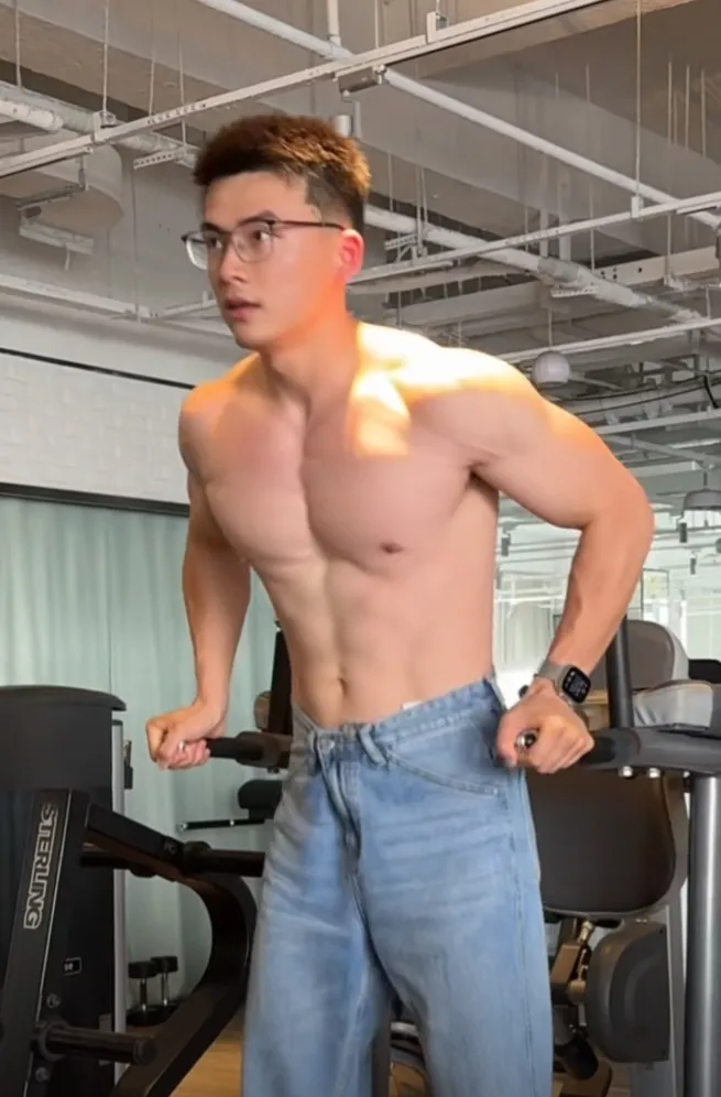 壹臣直播回归！正装男主播谈争议事件，粉丝们反应如何？