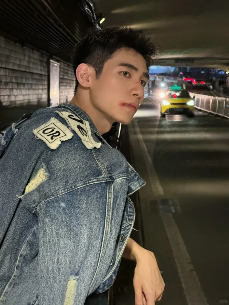 筋肉小帅哥，柔软舞蹈生