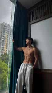 黑皮小哥玩划艇腹肌太美，广西小伙从不让人失望！-潮男潮北