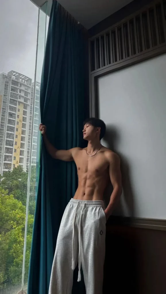 黑皮小哥玩划艇腹肌太美，广西小伙从不让人失望！