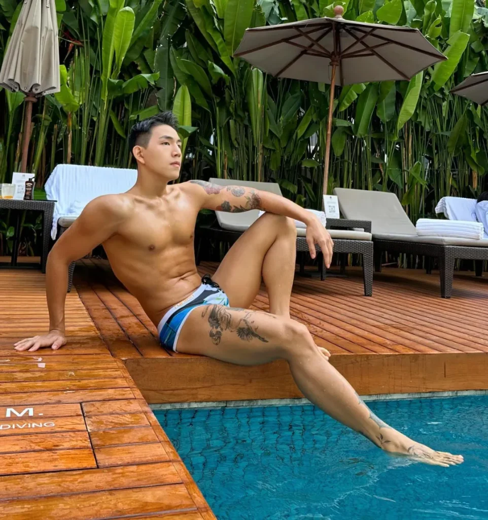 黑皮迷彩肌肉男下海拍大片！这兵哥长腿硬照撩翻全网！