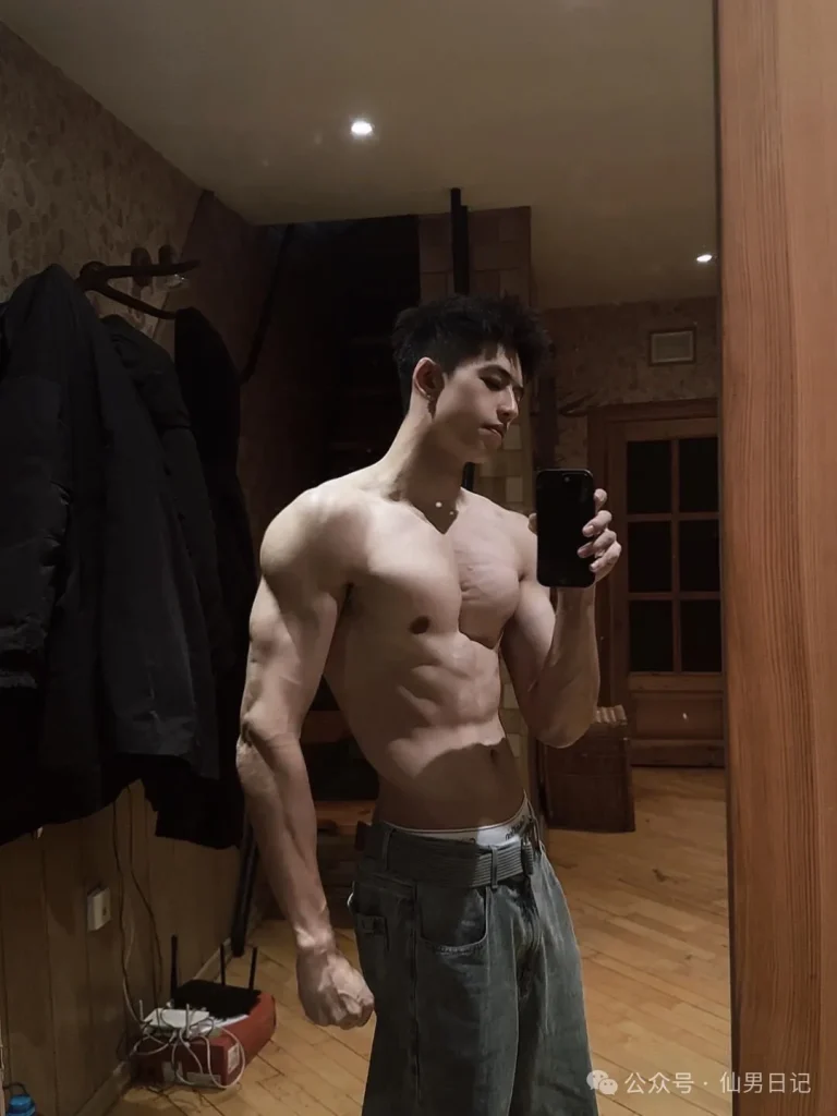 时隔两年，这个 188cm 体育生男大回来了……