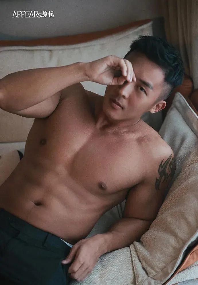 深夜街上正装男撩衣样子被他吸引,又可以啦 深夜街上正装男撩衣样子被他吸引,又可以啦