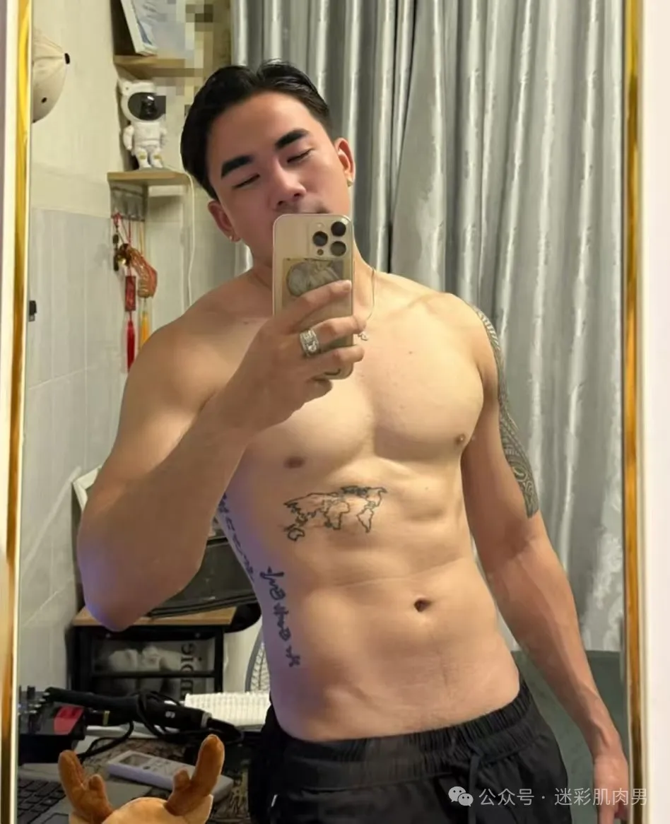 河边和奶茶的壮男穿运动裤太短啦！这也太太太帅了吧！