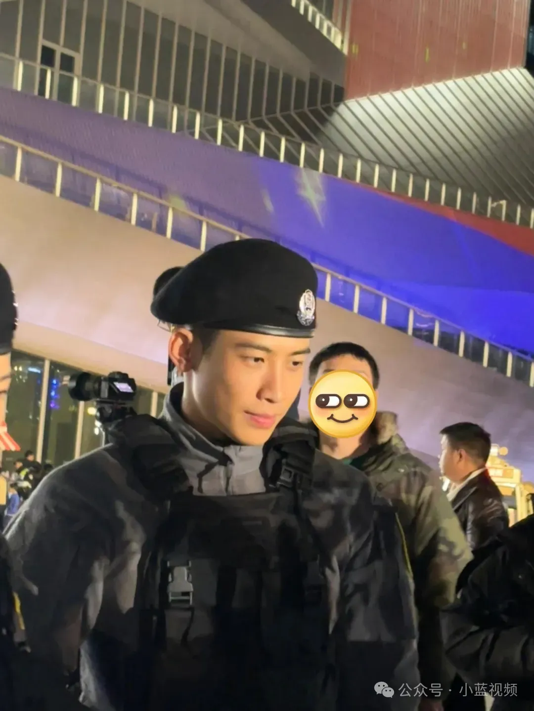 广州神仙颜值特警小哥，笑容太帅了！