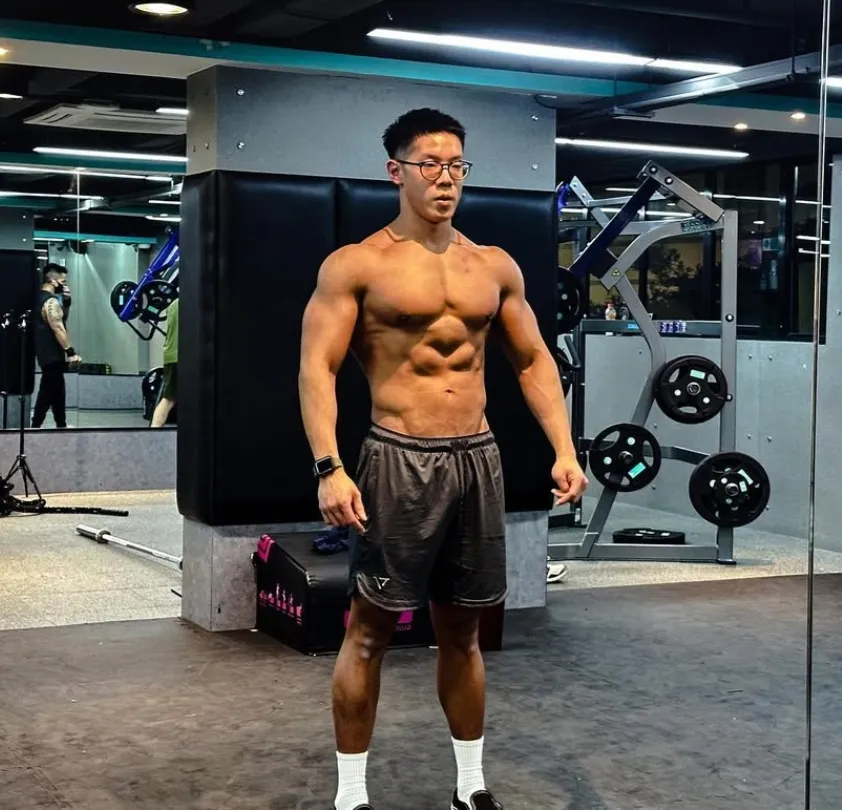 26 岁香港健身博主，硬核胸肌六块腹肌和鲨鱼线，这结实的身体硬邦邦！