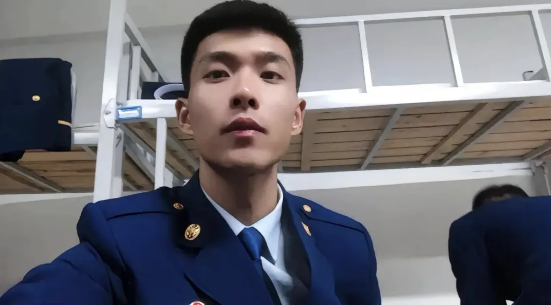 床上躺了累着的消防小哥怎么办？长腿身材真是绝了！