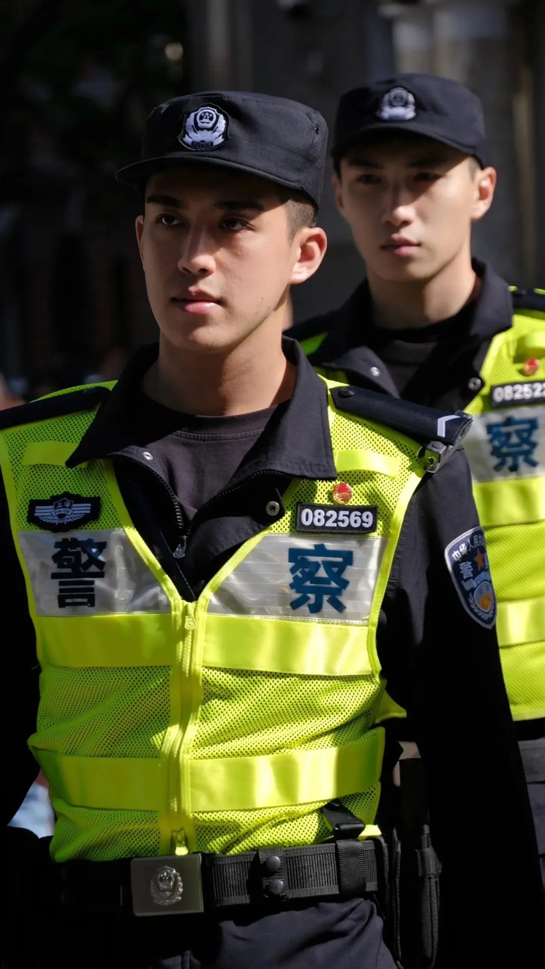 上海街头的特警一个比一个帅！五一你不来看看？
