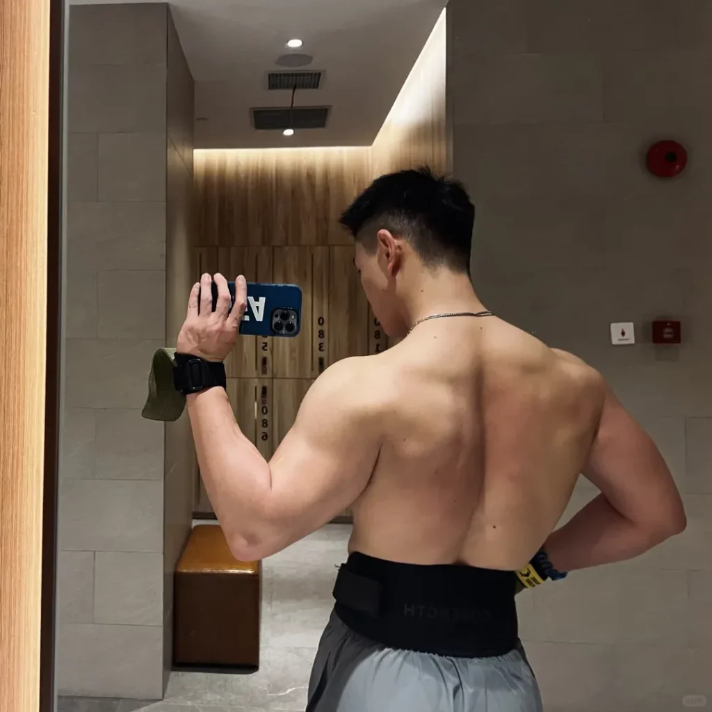 宽背窄腰白袜，183cm 肌肉型男秀完美身材迎接秋天