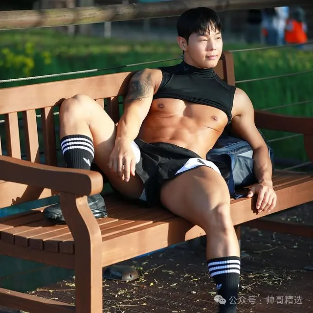 只着丁字裤黑皮肌肉男生 私密大超过写真全曝光