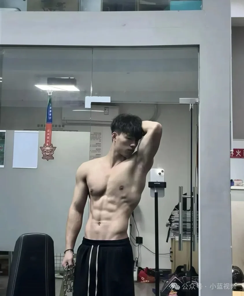 满活力 19，鲨鱼线腹肌田径运动员！