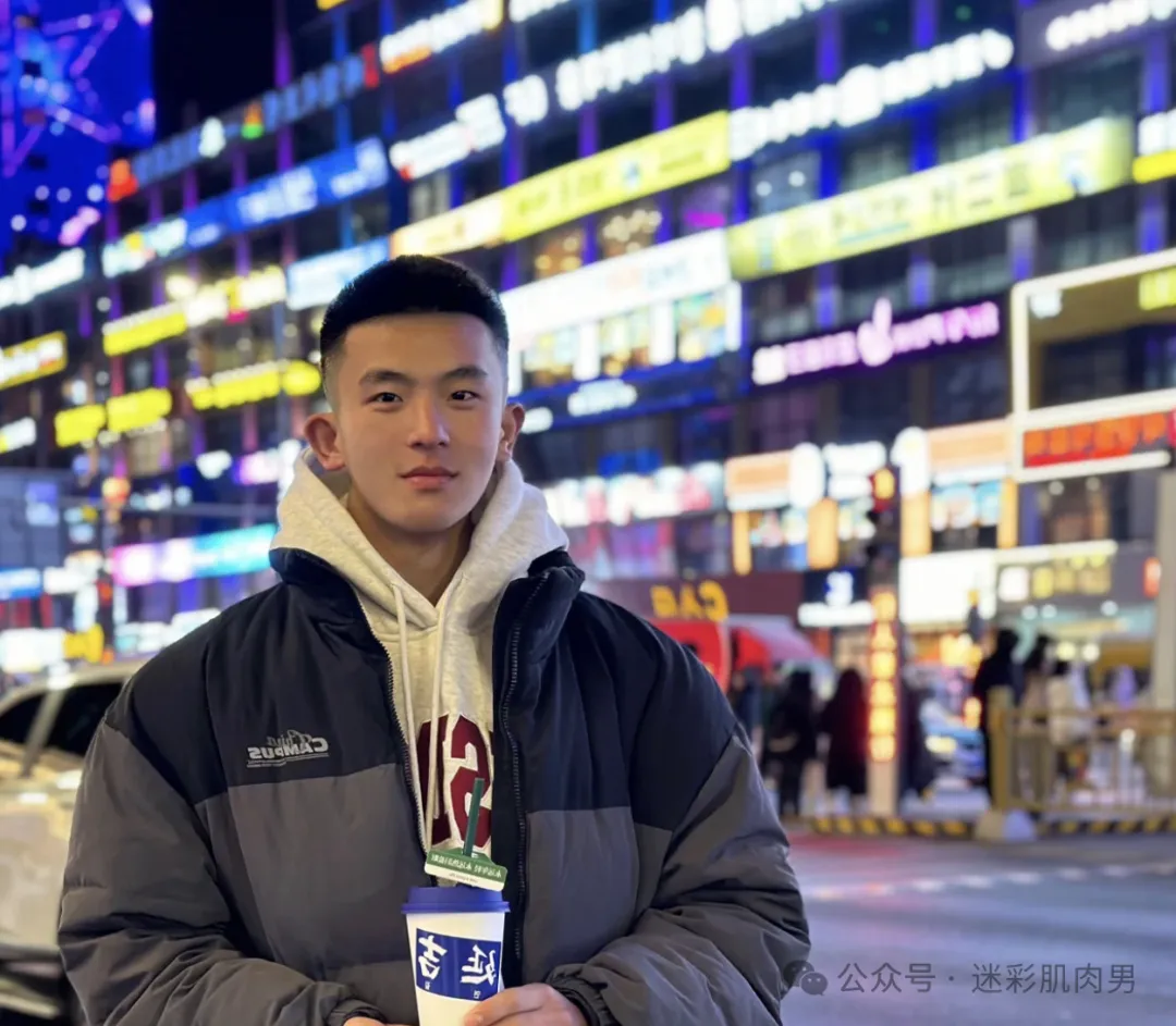 山东 05 年体育生 185CM 穿粉色短裤，谁能拒绝这实力！