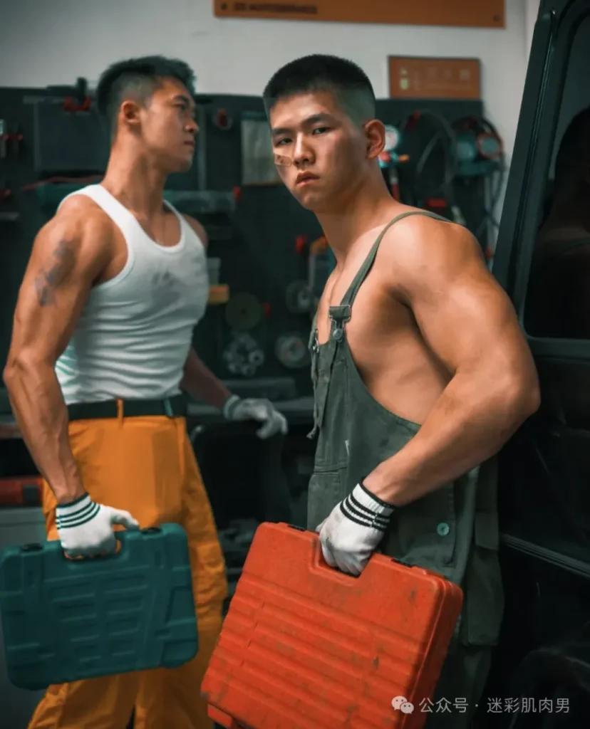 跟肌肉男小师弟一起修车，他居然上手啦？​​​