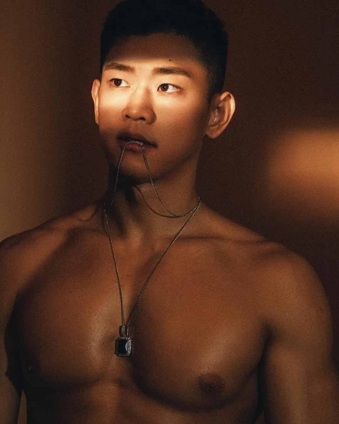 肌肉小哥爆火！这腱子肉顶奶挑战，硬核实力秀肌惊艳全场